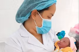 Bình Phước: Bé sơ sinh bị bỏ rơi trong túi nilon đặt trước cửa nhà dân