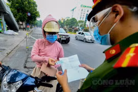 Thủ tướng yêu cầu Hà Nội điều chỉnh bất cập trong cấp giấy đi đường