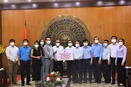 15.000 túi thuốc an sinh, 2.500 bình oxy trao tận tay tỉnh Bình Dương, Đồng Nai, Long An