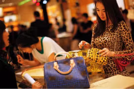 Các thương hiệu thời trang xa xỉ tại Trung Quốc lo sợ trước đợt trấn áp mới