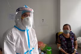 Vừa khỏi COVID-19, hai chàng trai 10x ở lại bệnh viện chăm sóc bệnh nhân