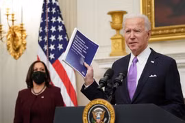 Ông Biden đưa ra chiến lược mới chống lại biến thể Delta của COVID-19