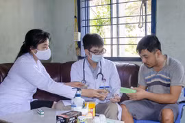 Báo Bà Rịa-Vũng Tàu phối hợp cùng các y bác sỹ tổ chức tư vấn sức khỏe và phát thuốc miễn phí