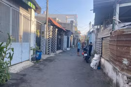 TP. HCM: Người đàn ông bị chém gần lìa tay trước cửa nhà
