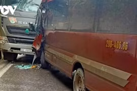 Va chạm giữa xe khách và xe tải, quốc lộ 3 ách tắc nghiêm trọng