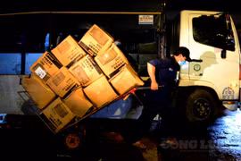 Tiểu thương chợ đầu mối “chạy nước rút” để giảm hàng tồn trước giờ đóng cửa vì Covid-19