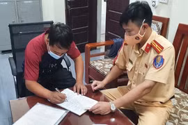 Trốn lên thùng xe ô tô nhằm “thông chốt” kiểm soát dịch bệnh COVID-19