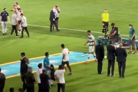 Ronaldo thất vọng, đá bay tấm băng đội trưởng Bồ Đào Nha