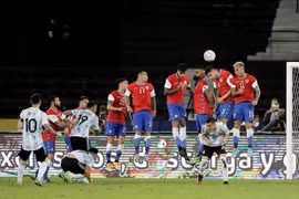 Messi chính thức vượt mặt Ronaldo trở thành “vua sút phạt”