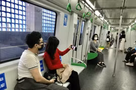 Lượng hành khách đi tàu điện Cát Linh - Hà Đông giảm hẳn trong ngày đầu bán vé