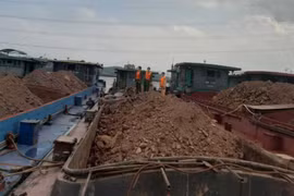 Bắc Giang: Bắt giữ 5 tàu chở đất không có giấy tờ chứng minh nguồn gốc