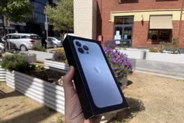 “Bóc tem” iPhone 13 Pro Max mở bán sớm nhất trên thế giới