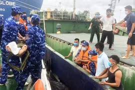 Cấp cứu thuyền viên gặp nạn trên tàu đang tránh bão