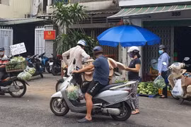 TP. HCM: Chợ tự phát mọc lên như 'nấm sau mưa', vây ráp cả trụ sở công an phường