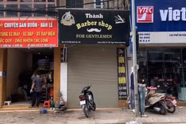 Hà Nội: Tiệm tóc đông khách chủ động đóng cửa phòng, chống COVID-19