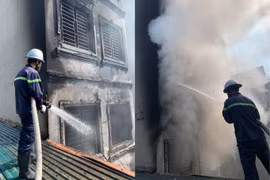 Hà Nội: Cháy lớn nhà dân trên đường Phan Bá Vành, cột khói đen nghi ngút