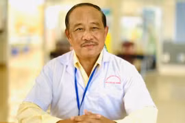 Chuyên gia y tế Nguyễn Huy Nga: Ưu tiên tiêm vắc xin cho người lớn, trẻ em chưa vội!