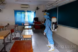 TPHCM: Phun khử khuẩn trường học trước khi tổ chức kỳ thi trong… tâm dịch