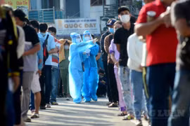 Hàng nghìn người kéo nhau đi làm xét nghiệm Covid-19 để lấy… “giấy thông hành”