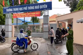 Sĩ tử đội mưa đến điểm thi làm thủ tục dự thi tốt nghiệp THPT