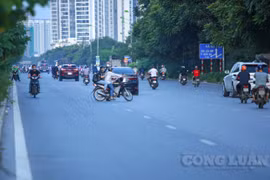 Hàng loạt phương tiện đi ngược chiều trên Đại lộ Thăng Long, sẵn sàng quay đầu xe giữa đường khi thấy CSGT
