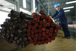 Giá thép hạ nhiệt, cổ phiếu thép vẫn “nóng”