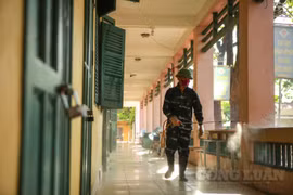 Hà Nội: Gấp rút phun khử khuẩn trường học ngay sau khi thí sinh hoàn thành thủ tục dự thi