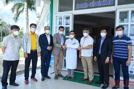 Trao quà tặng vận động viên bóng bàn tham dự Giải vô địch bóng bàn quốc gia Báo Nhân Dân