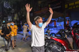 Dỡ rào chắn cách ly sau hơn một tháng phong tỏa, người dân vỡ oà niềm vui khi được trở về nhà