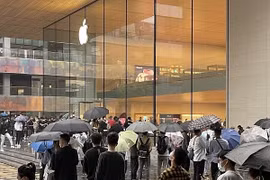 Người dân các nước đội mưa, xếp hàng dài chờ mua iPhone 13