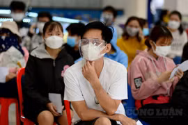 TP. HCM: Người dân xếp hàng dài cả trăm mét chờ vào siêu thị
