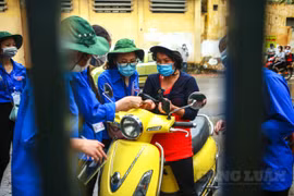 Hà Nội: Nhiều phụ huynh vội vàng đưa bút, thước, máy cho con mình khi để quên ở nhà