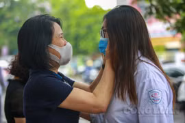 Hà Nội: Thầy cô chủ nhiệm đến tận cổng trường thi dặn dò học sinh thi tốt môn Ngoại Ngữ