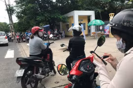 Phụ huynh nặng trĩu nỗi lo đưa con đi thi trong mùa dịch