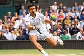 Tay vợt Novak Djokovic vào bán kết Wimbledon