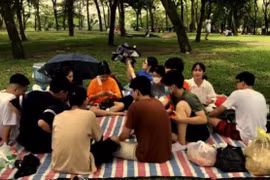 Hà Nội: Hàng ngàn người đến Công viên Yên Sở phớt lờ quy định 5K.