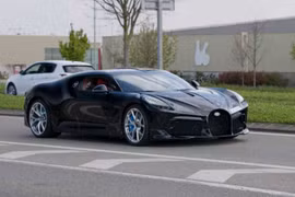 Siêu xe Bugatti La Voiture Noire lần đầu lộ diện trên đường phố của Pháp
