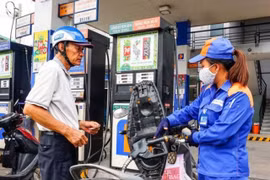 Giá xăng lại bật tăng từ 15 giờ chiều nay