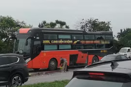Xuống kiểm tra cốp, phụ xe khách bị xe đầu kéo container tông tử vong