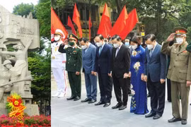 Lãnh đạo Hà Nội dâng hoa tại tượng đài “Quyết tử để Tổ quốc quyết sinh”