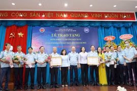 Khen thưởng đột xuất hai đơn vị của Cục Hải quan TP.HCM