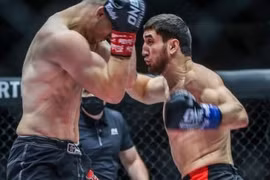 Tung cước cực mạnh, võ sĩ hạ knock-out đối thủ trong ‘một nốt nhạc’
