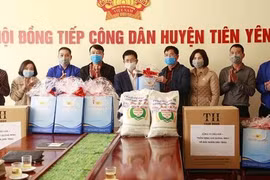 Hội Nhà báo Quảng Ninh trao 50 suất quà cho hộ nghèo tại huyện Tiên Yên
