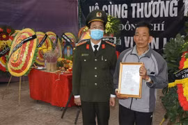 Thăng cấp bậc hàm cho liệt sỹ Vi Văn Luân hi sinh khi truy bắt tội phạm ma túy