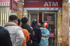 Nghệ An: Người dân sốt ruột xếp hàng rút tiền tại cây ATM ngày cuối năm