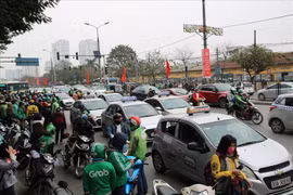Đường phố Hà Nội đông đúc sau kỳ nghỉ Tết dương lịch 2021