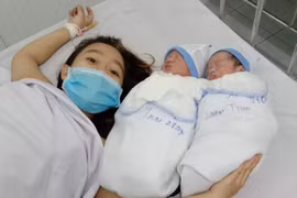 Sản phụ về từ vùng dịch được công an đưa đến bệnh viện hạ sinh 2 bé trai an toàn