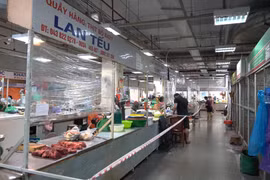 Chợ phố cổ “èo uột”, nhiều gian hàng đóng cửa vì không có khách
