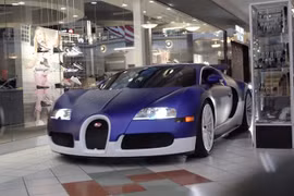 Mỹ: Siêu xe Bugatti Veyron thua Nissan GT-R tại cuộc đua trong trung tâm thương mại