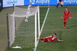 Bán đấu giá đôi giày trong trận Ronaldo bị hụt bàn thắng